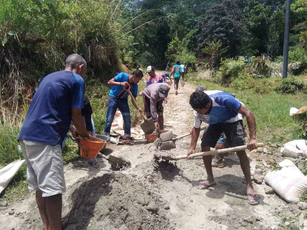 Umat Wilayah 6 Dusun Bealeba Gelar Kerja Bakti Jelang Perayaan Paskah